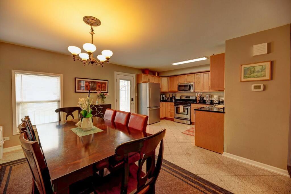 Spacious Row Home Next Transit Near Downtown W Parking Chicago Exterior photo